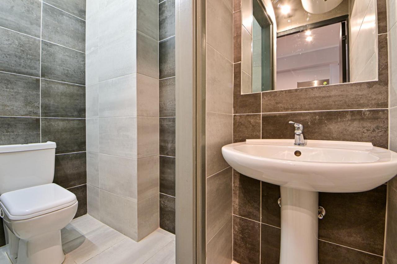 Modern Flat In The Heart Of Port Of Piraeus Appartement Buitenkant foto